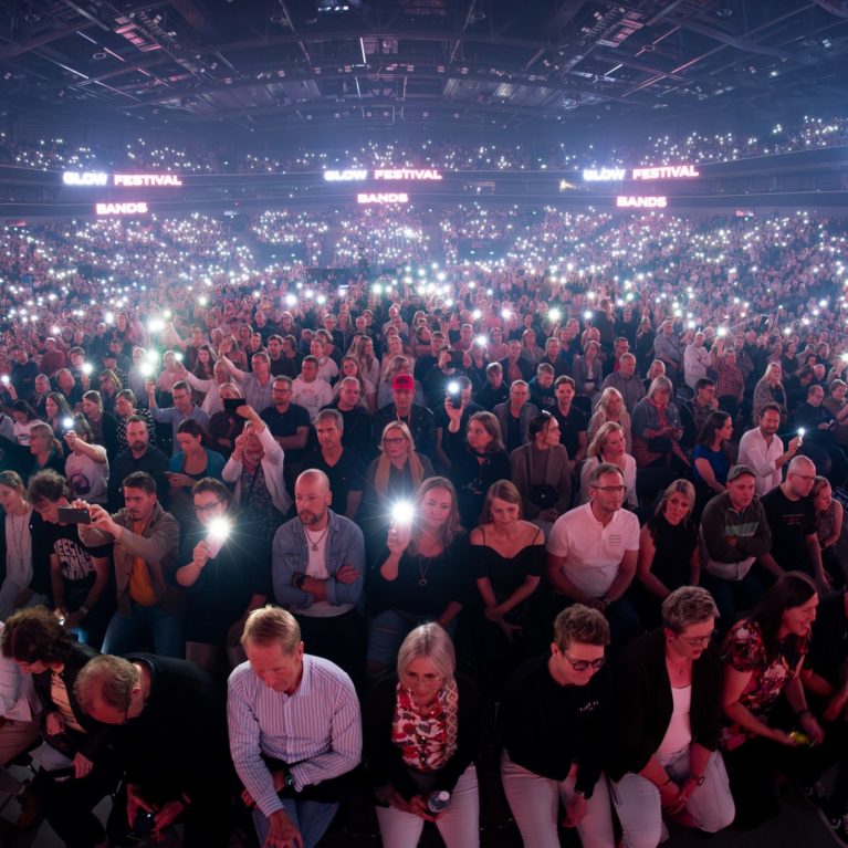 Ensimmäistä kertaa järjestetty Glow Festival myi Nokia Arenan loppuun – tapahtuma saa jatkoa